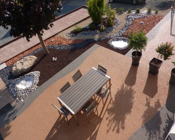 vue arienne de la terrasse avec son mobilier de jardin et son terrain de ptanque